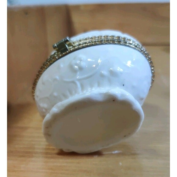 Vtg Ivory Embossed Porcelain Oval Egg Shaped Trinket Box Hinged Lid Flowers 3" - Picture 7 of 9